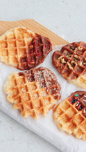 Cargar imagen en el visor de la galería, Waffles de pandeyuca por 12 unidades