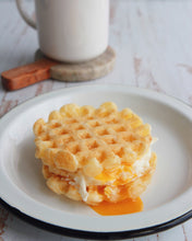 Cargar imagen en el visor de la galería, Waffles de pandeyuca por 12 unidades
